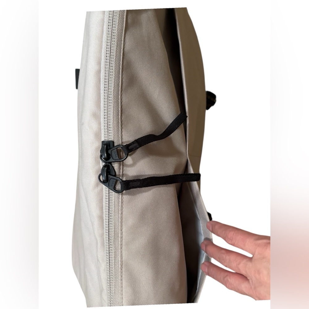 EVERLANE ReNew Transit Messenger Bag
Color: Atmosphere (Tan Gray) Black Straps - Picture 6 of 7
